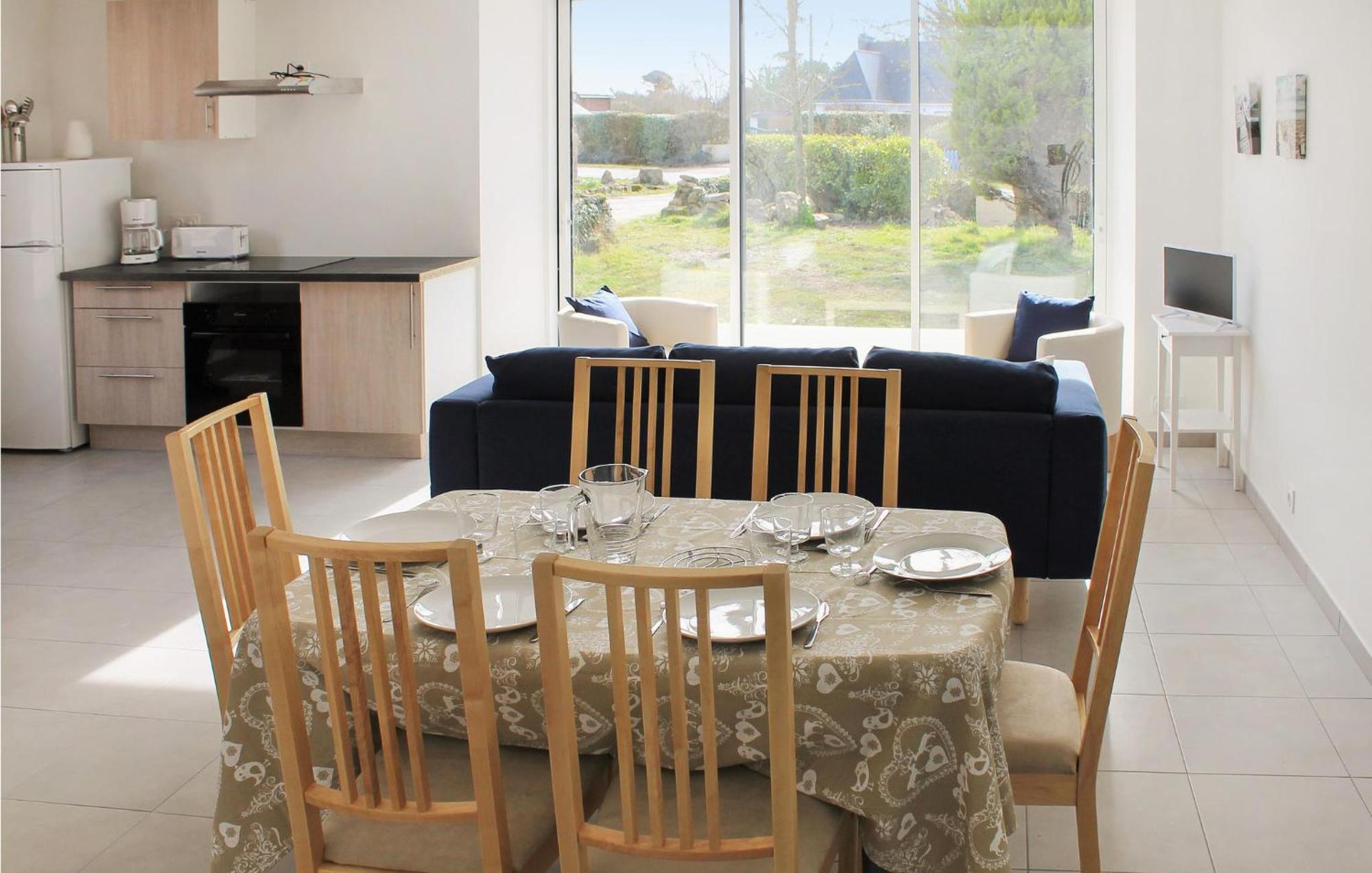 Beautiful Home In Erdeven With Kitchenette Екстериор снимка